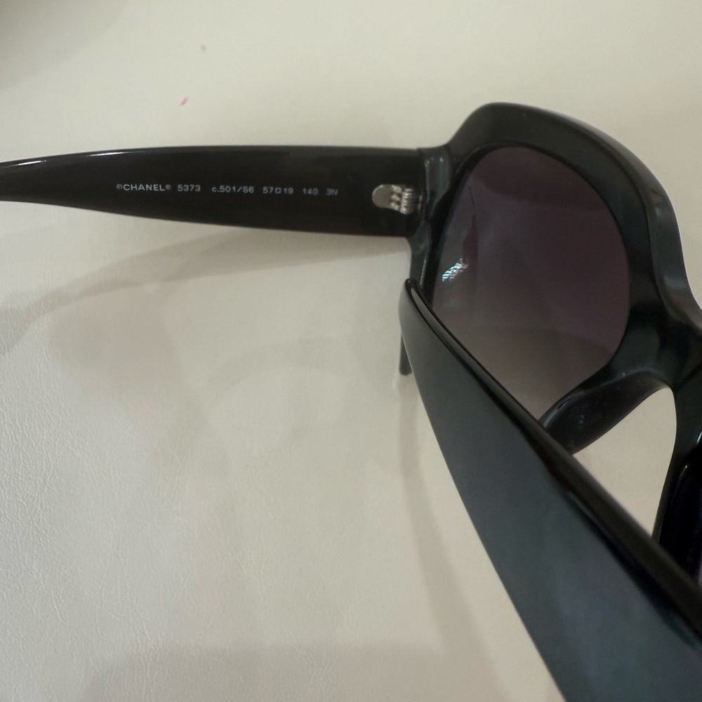 Authentic Chanel 5373 style
Sunglasses black with a purple tint lense - Picture 10 of 13